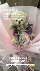 HER.FLORIST [DOLL] Single Rainbow Rose Soap Premium with Doll Bouquet / Buket Bunga Mawar Pelangi dengan Boneka