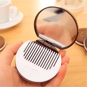 Gương lược trang điểm thiết kế hình bánh quy xinh xắn