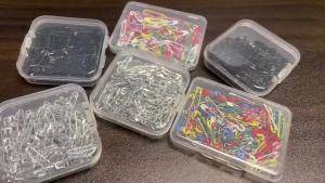 120 Pieces Multi-Color Small-Sized Safety Pins 19mm Portable Flat Boxes for Home Decoration And Crafting