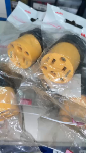 ปลั๊กยางตัวเมีย 3 ขา 15A 125V สีเหลือง ปลั๊กตัวเมีย 3 ขาแบน HACO สีเหลือง ปลั๊กกลางทาง (ตัวเมีย) 3ขา จาก HACO