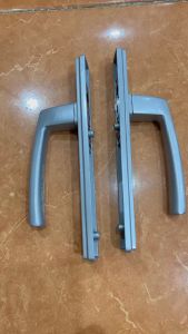 Khóa đơn tay màu xám lắp nhôm xingfa nhôm hệ 55 vát cạnh việt pháp...