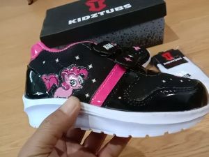Sepatu Sekolah Anak Perempuan Warna Hitam Tali Perekat Rekat Velcro Kecil Tanggung Umur Usia PAUD TK SD SMP SMA-KIDZTUBS1712