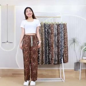 กางเกงขายาวลายเสือ ทรงขากระบอกใหญ่ ดีเทลคมชัด เสริมลุคให้ดูเพรียว เนื้อผ้าร่อง นุ่มลื่น ยืดหยุ่น p946#