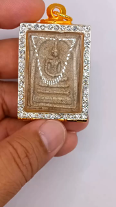 K066  "กันน้ำ"  พระสมเด็จ วัดระฆัง พิมพ์ใหญ่ เลี่ยม กรอบพระ ทองไมครอน ฝังเพชร CZ ขนาด 5.0X3.5 ซม.