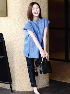 เสื้อเชิ้ตแขนสั้นสีน้ำเงินลายทางบางจากแบรนด์ดัง ทรงหลวม สไตล์ฝรั่งเศส สำหรับผู้หญิง ทรงเข้ารูป ทรงหลวม แขนสั้น คอตั้ง