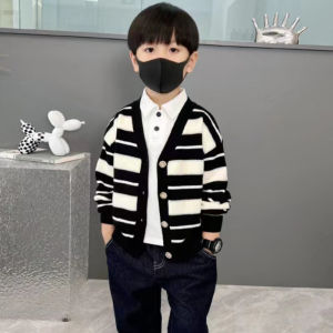 เสื้อสเวตเตอร์คาร์ดิแกนคอวีลายทางสำหรับเด็กชาย ผ้าถัก ทรงหลวม แขนยาว ปกติ โพลีเอสเตอร์ เสื้อผ้าเด็กสไตล์เกาหลี