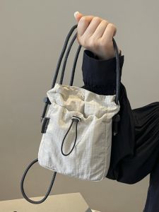 กระเป๋าสะพายข้างผ้าแบบเรียบง่ายและทันสมัยสำหรับผู้หญิงในฤดูใบไม้ร่วงปี 2024 กระเป๋าใส่โทรศัพท์มือถือแบบสะพายข้างแบบลำลองและเบา