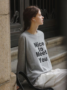 เสื้อยืดคอกลมแขนยาวพิมพ์ลายตัวอักษรสำหรับผู้หญิง MELLIIY 2025 ฤดูใบไม้ร่วง ลำลอง แฟชั่น ลำลอง คอกลม แขนยาว คอกลม แขนยาว