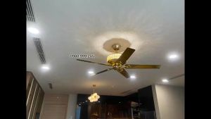 Quạt trần đèn 5 cánh trang trí phòng khách mạ vàng 24k có điều khiển từ xa 6 cấp gió xoay đảo chiều hút ẩm tiện lợi