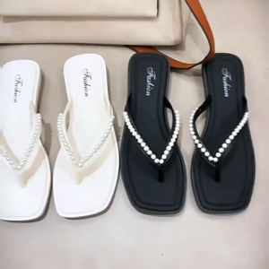 รองเท้าแตะผู้หญิง รองเท้าชายหาดส้นแบนพร้อมนิ้วเท้าประดับมุก รองเท้าแตะและรองเท้าแตะสำหรับฤดูร้อน2025