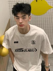 เสื้อยืดแขนสั้นผู้ชายสีขาว ทรงหลวม คอกลม ผ้าฝ้ายแท้ ทรงหลวม สไตล์ฮ่องกง สไตล์อเมริกัน แฟชั่นใหม่ ฤดูร้อน 2025 เสื้อคู่