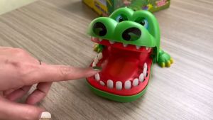 Đồ chơi cá sấu cắn tay có 2 loại kích cỡ to nhỏ cho bé - đồ chơi giải trí vui nhộn trẻ em