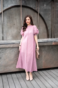 Maxi เดรสผ้าอัดพลีท Pleated Premium Fabric ชุดใช้การวางผ้าที่สวยเด่น ดีเทลต่งแขนด้วยผ้าชีฟองจับวางเป็นรูปดอกไม้ ทรงชุดสวยใส่แล้วดูดี เรียบหรูหราสวยมากค่ะ