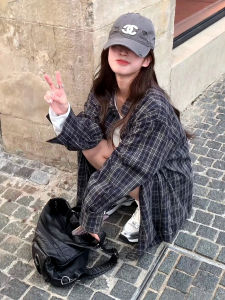 เสื้อเชิ้ตคอโปโลแขนยาวทรงหลวมสไตล์ฮ่องกงย้อนยุคสำหรับผู้หญิงในฤดูใบไม้ร่วงและฤดูหนาว ทรงหลวม ดีไซน์เก๋ไก๋ เสื้อเชิ้ตคอโปโล