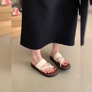 รองเท้าแตะแฟชั่นผู้หญิง เป็นงานหูหนีบ แต่งสายไขว้  สวมใส่สบาย แมทช์ง่าย ของดี ราคาถูกแบบนี้ไม่ควรพลาดดดด