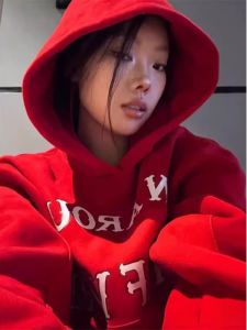 เสื้อสเวตเตอร์ฮู้ดขนแกะสีแดงสำหรับผู้หญิง ฤดูใบไม้ร่วง/ฤดูหนาว เสื้อคลุมกันหนาวแบบหลวมๆ สไตล์ย้อนยุค แฟชั่นเกาหลี