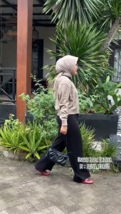 Ladea Atasan Sweater Rajut Kerah V-Neck Wanita Motif Salur Kancing Korean Style Premium