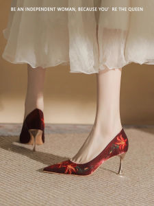 ปักสีแดง ผ้าซาติน รองเท้าส้นสูงสําหรับผู้หญิง เรียบหรู รองเท้าแต่งงานเหมาะสําหรับรองเท้าเดี่ยวสําหรับพิธีดื่ม