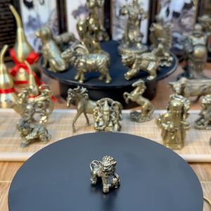 Tượng Nhỏ Phong Thủy Bằng Đồng Kiểu Dáng Hình Sư Tử Cha Con (Kích Thước: 2.6cm x 1.3cm)