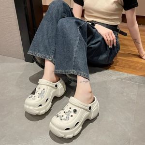 QLshop ราคาถูกม๊าก รองเท้าหัวโต รุ่นนี้มีให้เลือก 3 สี ดำ ขาว เขียว พื้นหนา 1-1.5 นิ้ว วัสดุยาง PVC นิ่ม น้ำหนักเบา สวมใส่สบาย ใส่ได้แบบ 2 in 1 มีตัวการ์ตูนติดแถมให้แบบจุกๆเลย คุ้มม๊ากกก