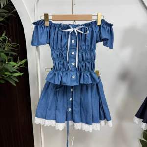 LILY SET ชุดเซ็ทยีนส์ 2 ชิ้น เสื้อแขนระบาย+กระโปรงแต่งลูกไม้