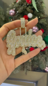 Queensun 10k Gold Lab Diamond Iced Out Custom Graffiti Script Pendant |Hip Hop Jewelry、Graffiti Script Pendant、Fully Pav&eacute Diamond Pendant、Statement Necklace、Bubble Letter Pendant、Men's Luxury Jewelry 满钻嘻哈字母吊坠 18K 金培育钻石全铺钻涂鸦字体吊牌 美式说唱潮流个性饰品 男女同款轻