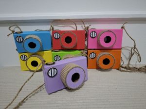 Prakarya Camera dari Kardus dan kertas warna