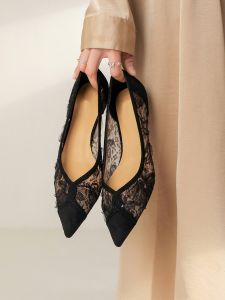 รองเท้าส้นเตี้ยผ้าตาข่ายลูกไม้ระบายอากาศได้ดีสำหรับผู้หญิง ทรงหัวแหลม ส้นสูงปานกลาง ทรงสวมสบาย วัสดุยาง