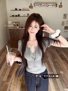 เสื้อยืดแขนสั้นทรงเข้ารูป Pure Desire Lace Splice เสื้อชั้นในผู้หญิงฤดูร้อน ผ้าฝ้ายผสมโพลีเอสเตอร์ คอวี ทรงเข้ารูป