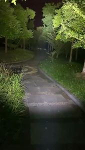 Torch ไฟฉายแรงสูงควอดคอร์โฟกัสคงที่ (5000 mA) แบตเตอรี่แบบชาร์จไฟความสว่างสูง 3 โหมดระยะไกลกันน้ำกันกระแทกไฟฉาย LED ที่ชาร์จ USB รุ่น P70