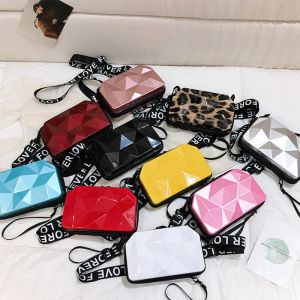 Women Travel Wash Bag Waterproof Makeup Bag PC Hard Shell Fashion Diamond Cosmetic Bag Gift Handheld Waterproof Overnight Bag One Shoulder Oblique Span Jewelry Storage Box Large Capacity