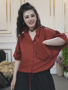 เสื้อเชิ้ตคอโปโลแขนสั้นสไตล์ยุโรปแบบลำลองสำหรับฤดูร้อนปี 2025 เสื้อเชิ้ตแขนสั้นทรงปกติคอตั้งแบบเรียบง่ายพร้อมกระเป๋าสำหรับผู้หญิง