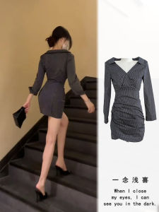ชุดเดรสคอวีแขนยาวลายทางสีเทาดำ กระโปรงสั้นทรงเอ ชุดทำงานสไตล์เกาหลี ฤดูใบไม้ร่วง 2024 ชุดทำงานสไตล์เกาหลี