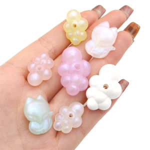 ลูกปัดอะคริลิคที่กั้นระยะรูปเมฆการ์ตูนน่ารักหลายสีลูกปัดเมฆเป็นขุยสำหรับสร้อยคอแบบทำมือจี้เสน่ห์ของแผนกเครื่องประดับทำเครื่องเพชร