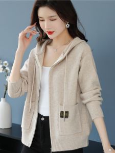 เสื้อสเวตเตอร์ถักมีฮู้ดสำหรับผู้หญิง ฤดูใบไม้ร่วง 2025 แจ็คเก็ตสเวตเตอร์ถักแบบเปิดคอปก 2 กระเป๋า แขนยาว ทรงหลวม นุ่ม สีพื้น