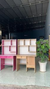 Bàn học sinh ván okal giá rẻ tặng kèm hình dán cho bé - Bàn học sinh liền kệ sách