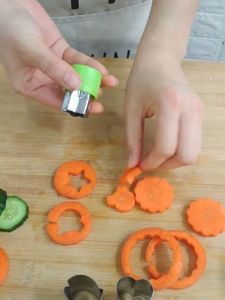 1set Cutter adonan serbaguna / Pemotong Sayur wortel & Buah / Cutter Karakter / Cetakan Bento Bekal Anak Sekolah