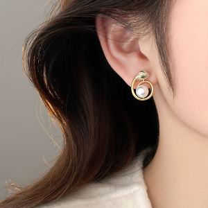 Unique Pearl Earrings Womens Fashion Jewelry Snake Year Light Luxury Suitable for Winter Elegant And Fresh Outlined Design