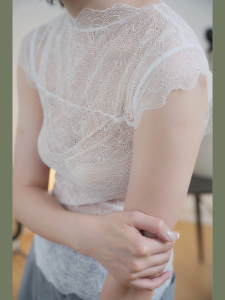 Áo Sơ Mi Ren Tay Ngắn Cổ Cao Thiết Kế Hình Con Bướm Thanh Lịch Không Tay Màu Đen Trắng Cao Cấp Cho Nữ Mùa Hè 2025