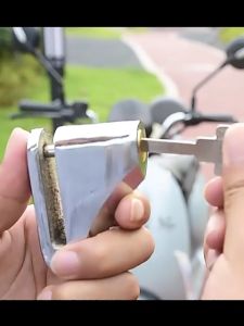 Universal Anti-Theft Motorcycle Disc Brake Lock Antirust and Waterproof Alloy Motorcycle lock Motorcycle Scooter Wheel Padlocks Disc Brake Locks Hub Padlocks Bicycle Electric Vehicle Safety Accessories Motorcycle Lock
