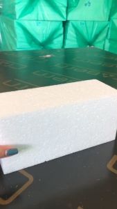 โฟมก้อน โฟมจัดดอกไม้ ทรงสี่เหลี่ยม ขนาด กว้าง 10cm x ยาว 22cm x สูง 8cm ราคา 100 บาท/แพ็ค