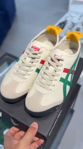 2025รองเท้าลายเสือแท้ MEXICO 66รองเท้ากีฬาแฟชั่นคลาสสิกสำหรับผู้ชายและผู้หญิงรองเท้าสบายๆนุ่มลื่นระบายอากาศได้ดีรองเท้าหนังสีเบจ/เขียวแดง