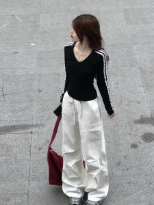 เสื้อยืดคอวีทรงสลิมฟิตสำหรับผู้หญิง แขนยาว สีดำ ทรงสลิมฟิต 3 แถบ แฟชั่นฤดูใบไม้ผลิและฤดูใบไม้ร่วง