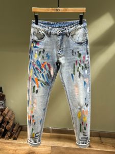 กางเกงยีนส์ทรงสลิมฟิตสำหรับผู้ชาย สีน้ำเงินอ่อน กางเกงขายาวลายการ์ตูน ทรงสลิมฟิต ทรงลำลอง แบรนด์ดัง