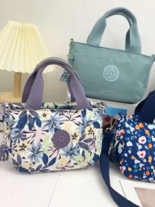 พร้อมส่ง กระเป๋าสะพายข้าง/ถือ kp&lin-947 ผ้ากันน้ำ100%  ปรับสายได้ แฟชั่นผู้หญิง ช่องใหญ่ใส่ของได้เยอะ แบบใหม่