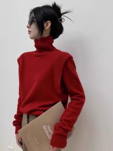WANGGONGZHU | เสื้อสเวตเตอร์คอกลมสไตล์ย้อนยุคสำหรับผู้หญิงในฤดูใบไม้ร่วงและฤดูหนาว แฟชั่นลำลอง สีแดง คริสต์มาสปี 2025 เสื้อสเวตเตอร์คอตั้งแบบสวมหัว