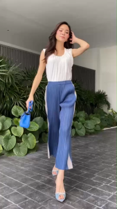 กางเกงเอวสมอค อัดพลีท ทรงขาบาน 🗞 ตรงยาว 5 ส่วน สวย หรู ดูสูงเพรียว ดีเทล แต่งแถบ ด้านข้าง 😇 ด้วยเฉดสีที่ผสมผสาน เข้ากันได้อย่างลงตัว สามารถเอากางเกงไปแมทท์ เป้ะปัง 💯 ได้หลายสไตล์ สุดๆ คุ้มราคา มากคร้าาาา ** งาน AA premium เนื้อเดียวกับงานแบรนด์ ใช้ว