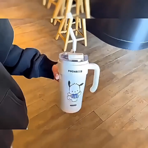 RuiMing （50% OFF） ✨✨ 860ml Sanrio ฉนวนถ้วย Kuromi / Hello Kitty สแตนเลสฟางถ้วยน้ำแบบพกพาเด็กขวดน้ำการ์ตูน