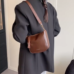 SEA YADOU  สายคล้องไหล่กว้างลำลองฤดูใบไม้ร่วงสะพายไหล่สีเดียวเรียบง่ายผู้หญิงแฟชั่นใหม่ย้อนยุคความจุขนาดใหญ่กระเป๋าสะพายข้างหญิง