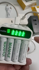 BỘ SẠC 4 KHE FAME DS-01 SẠC CHO PIN TIỂU AA AAA MẠCH CHUẨN SẠC NHANH CÓ MÀN HÌNH LCD THÔNG MINH